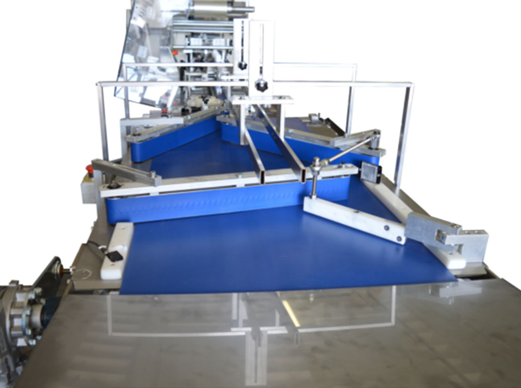 Allineatore automatico per prodotti alimentari con sistema a convogliatori blu a "V" e guide metalliche regolabili.