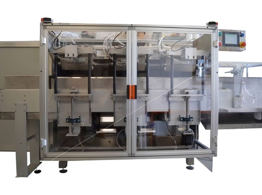Vista frontale di un caricatore per grissini con cabina di protezione trasparente, sistema pneumatico visibile e pannello di controllo touch screen.