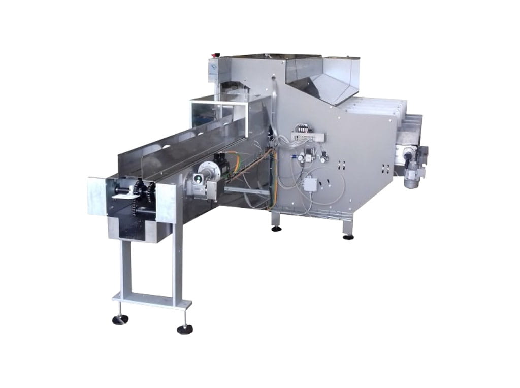 Caricatore industriale per grissini in acciaio inox con nastro trasportatore di alimentazione e sistema di smistamento a canali multipli.