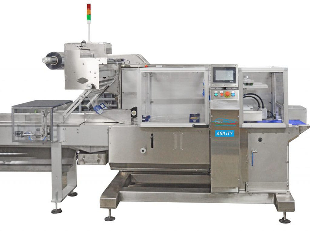 Vista laterale di una macchina confezionatrice automatica industriale Mapack modello Agility in acciaio inox, con pannello di controllo digitale e nastro trasportatore su sfondo bianco.