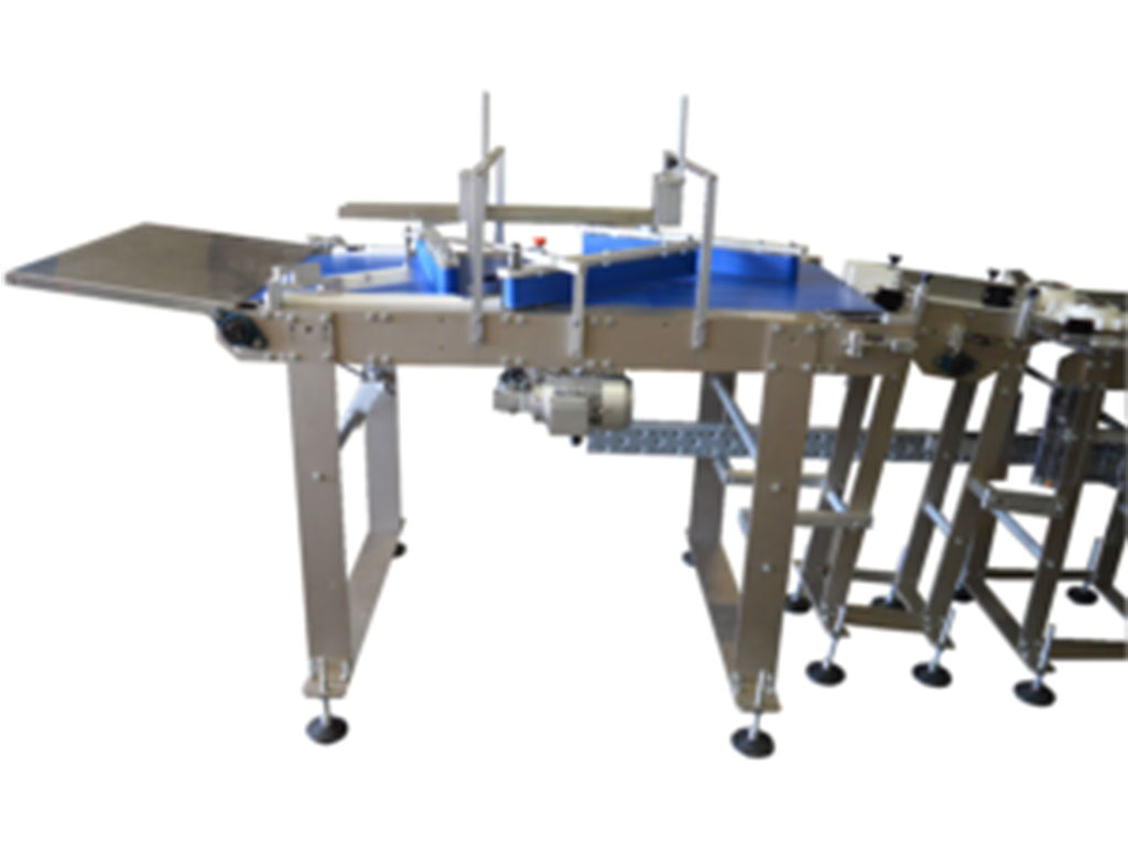 Modulo compatto di allineamento automatico con nastri trasportatori azzurri e struttura modulare in acciaio.